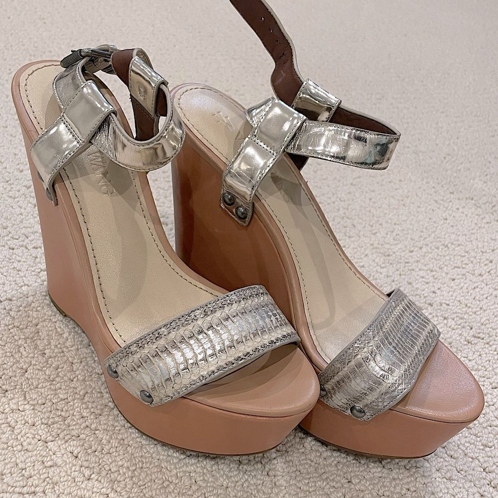 EUC Vera Wang Tan/Silver Leather Wedge Ankle Strap Sandals Size 9